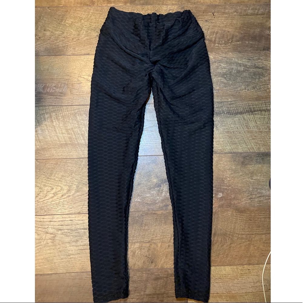 Black textured leggings! Size medium with butt lift design